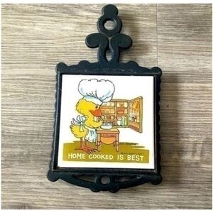 Vintage 1976 retro Cathay Tlle trivet. SUZY’S ZOO Home Cooked Is Best with duck.